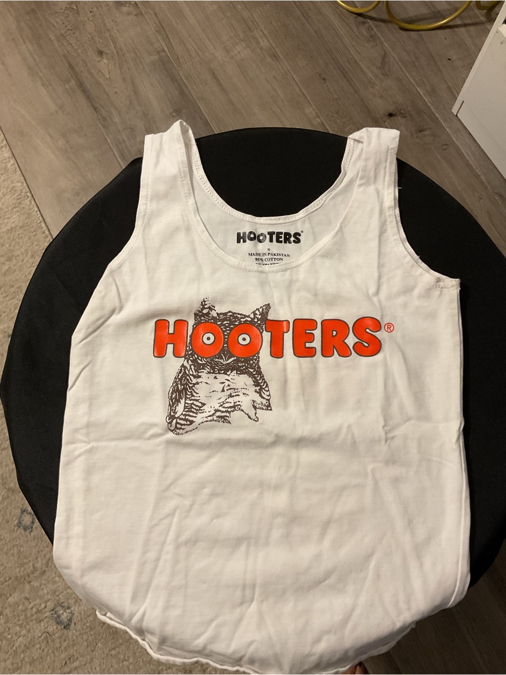 Woman’s authentic Hooters tank top